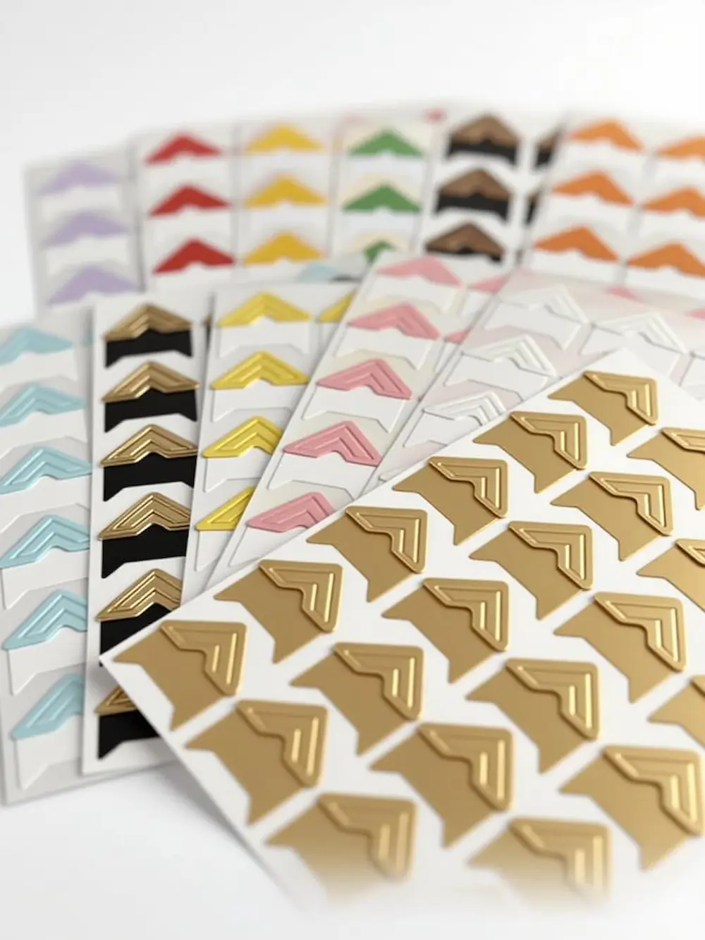 Feuilles de coins photo auto-adhésifs premium dorés, noirs et blancs.